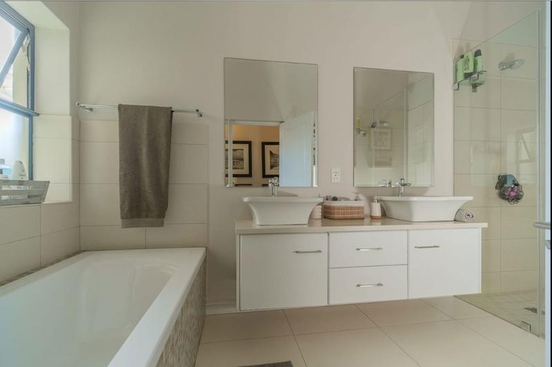 4 Bedroom Property for Sale in Lake Michelle Western Cape